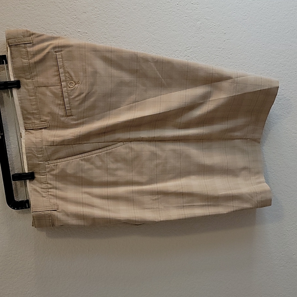Nwot Greg Norman Tasso Ella Beige Shorts New no tag. size 42 waist